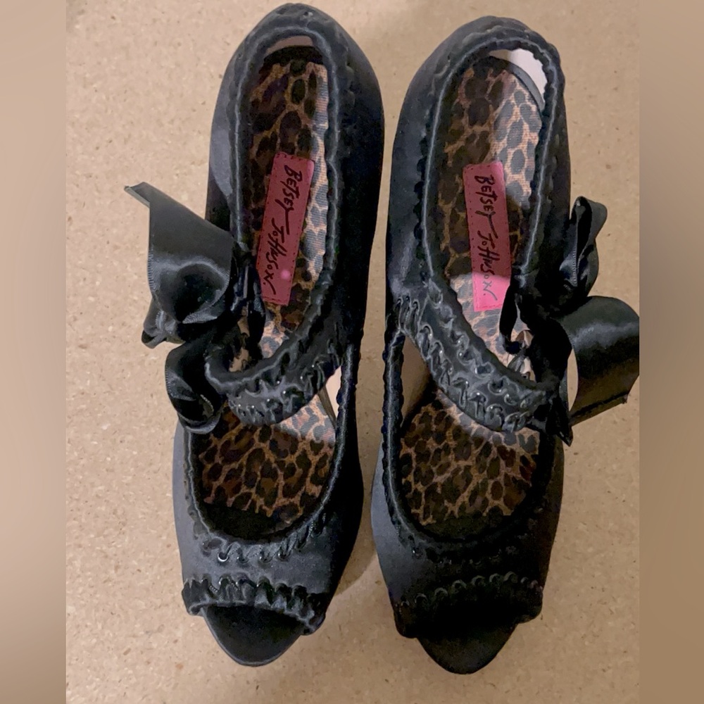 Betsey Johnson Black Bow Elegant Black Peep-Toe Pumps Size 6.5 - Picture 7 of 7